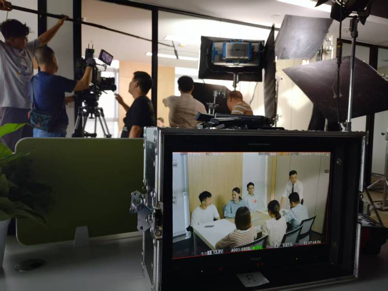 唐河县TVC拍摄公司：科技产品视觉化大师，诠释未来感与功能美学
